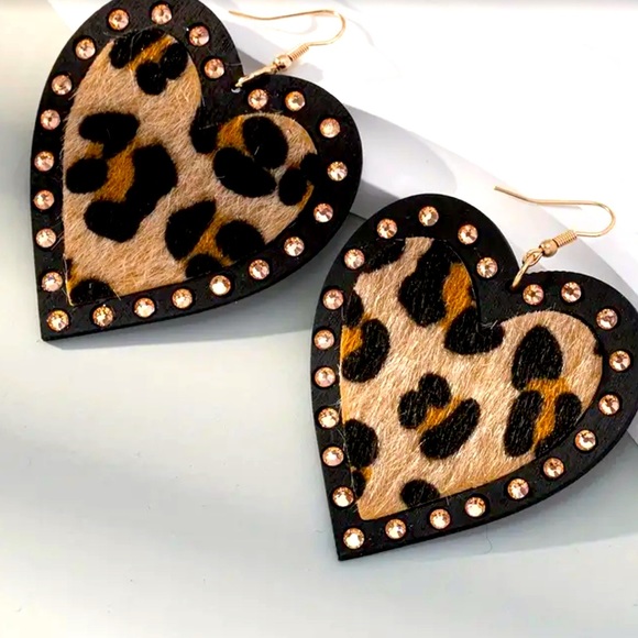 NWT-CHEETAH HEART SHAPED EARRINGS - Picture 5 of 5